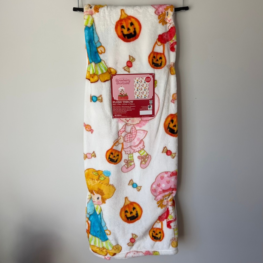 New Strawberry Shortcake 50x70 Halloween White Throw Blanket Pumpkin Candy Cute